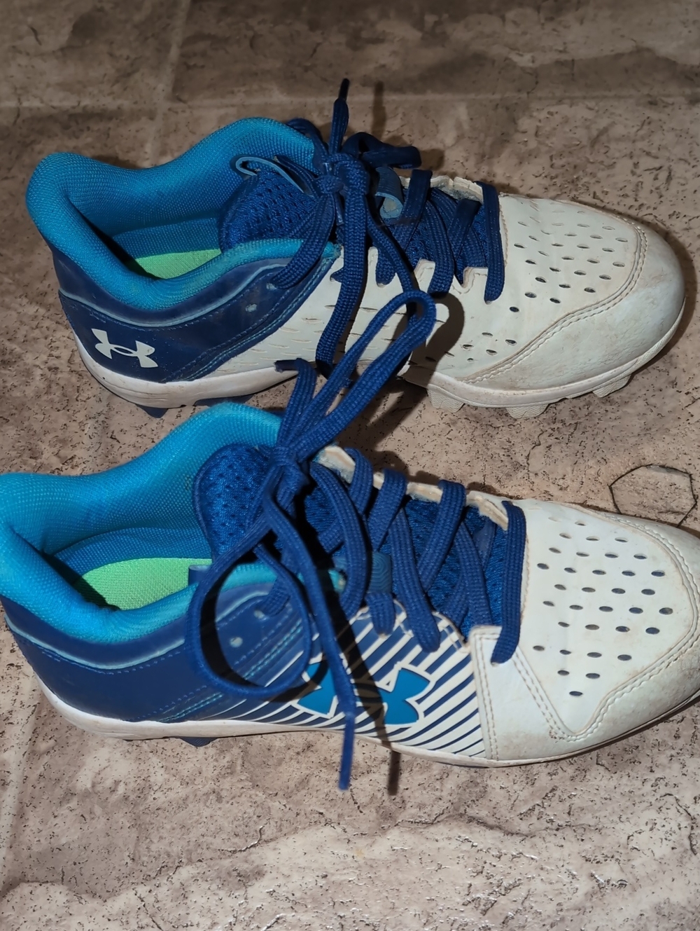 Under Armour Kids Blue and White Cleats 2Y